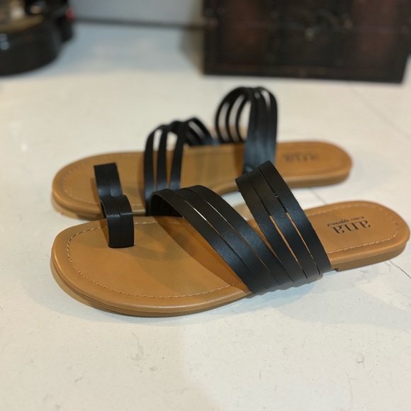 a.n.a black sandals , like new in box.  Size 7, sporty, casual, minimalist - Picture 4 of 7